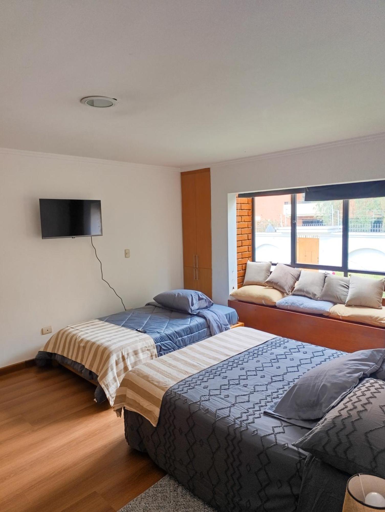 Hostal Mochiliers Bed And Breakfast Cuenca Exterior foto