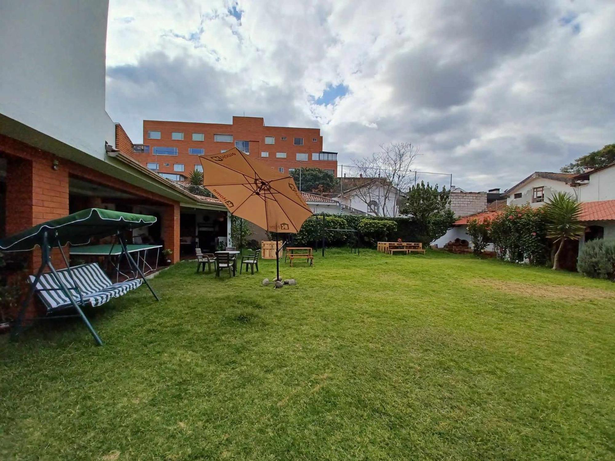Hostal Mochiliers Bed And Breakfast Cuenca Exterior foto