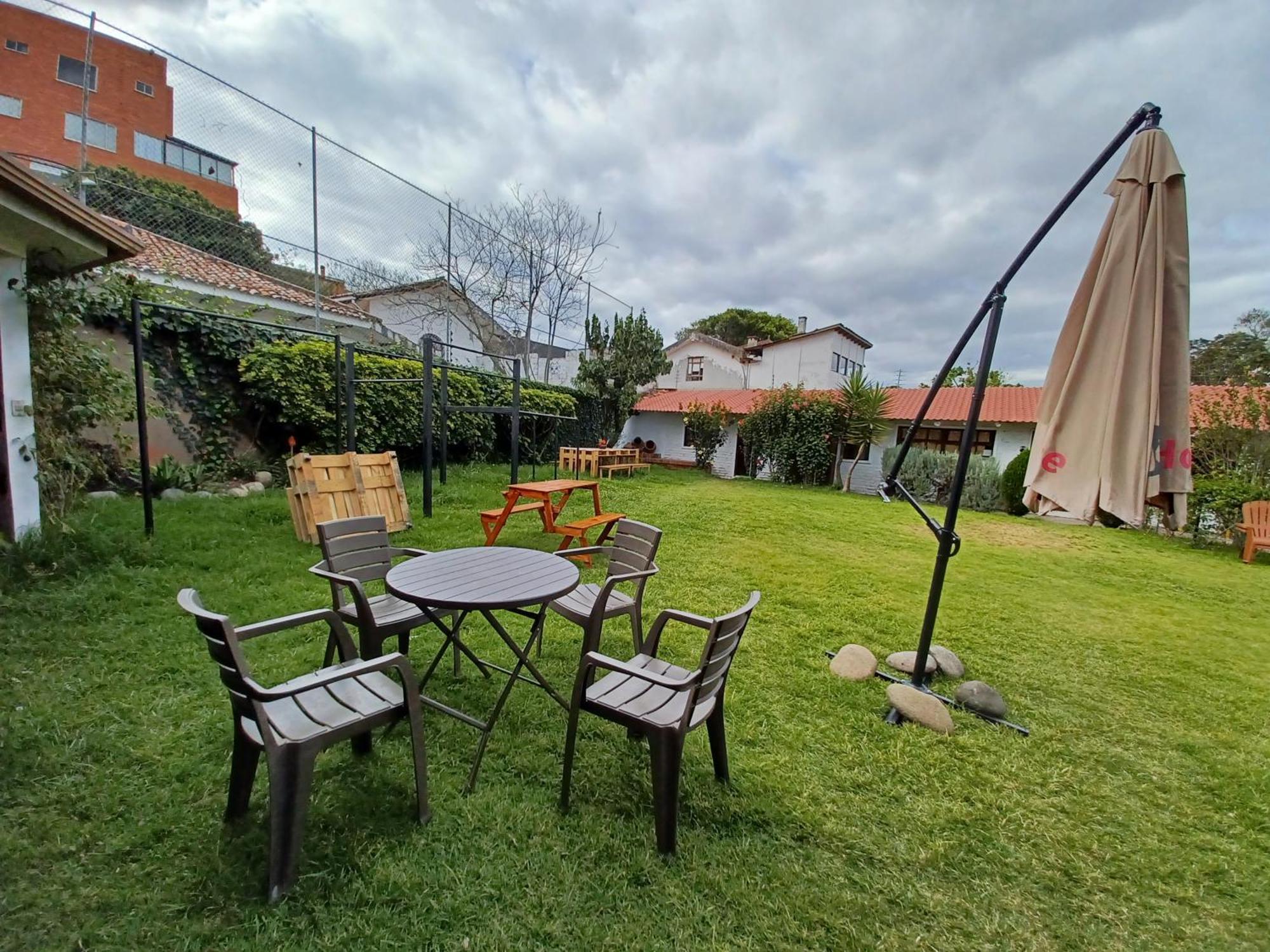 Hostal Mochiliers Bed And Breakfast Cuenca Exterior foto